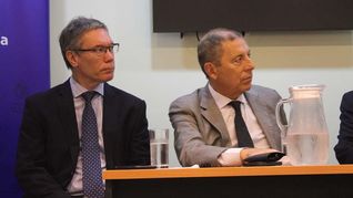 El MEF modificó dos criterios de cálculo: ahora considera solo los 18 años de cobertura real del SNS (y no desde el nacimiento) y utiliza curvas de supervivencia en lugar de expectativa de vida fija. El MEF modificó dos criterios de cálculo: ahora considera solo los 18 años de cobertura real del SNS (y no desde el nacimiento) y utiliza curvas de supervivencia en lugar de expectativa de vida fija.