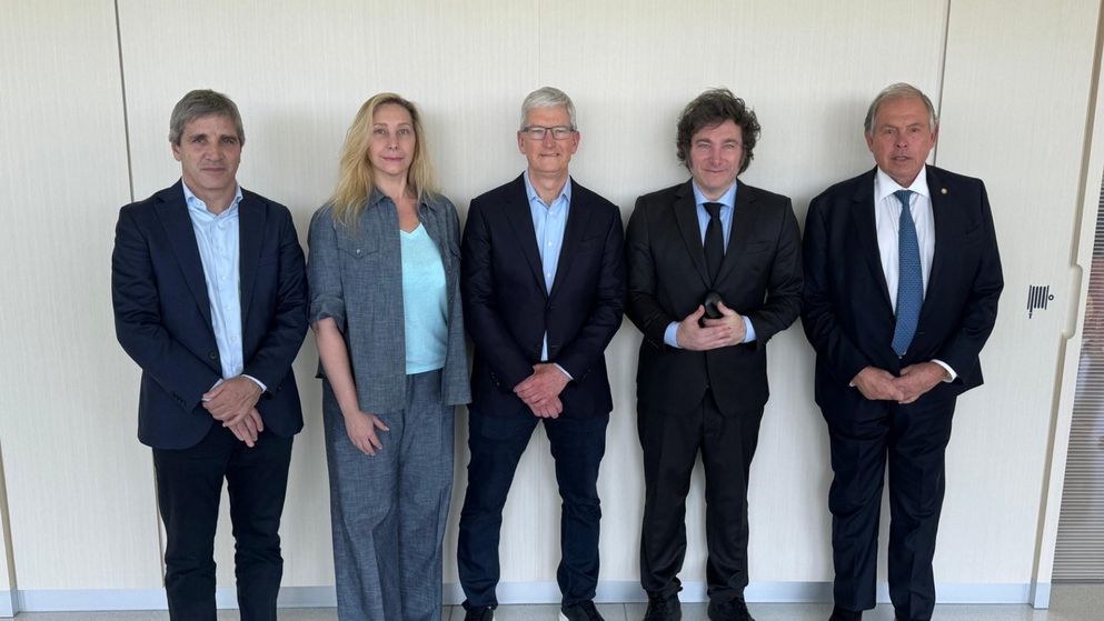 Milei y su comitiva junto al CEO de Apple.&nbsp;