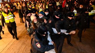 Más de 1.500 detenidos en Rusia en protestas contra la guerra en Ucrania