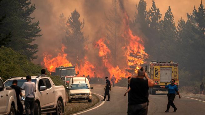 La Ruta Provincial 71 quedó cortada por los incendios forestales en Chubut.