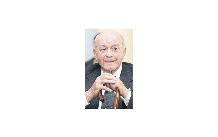ámbito.com | Alfredo Di Stéfano, en una de sus últimas fotos. Una operación en la cadera hizo que anduviera con bastón. Era la imagen mundial del Real Madrid y hasta sus últimos días no se olvidó de sus obligaciones estando en cada acto público del club. Fue un jugado