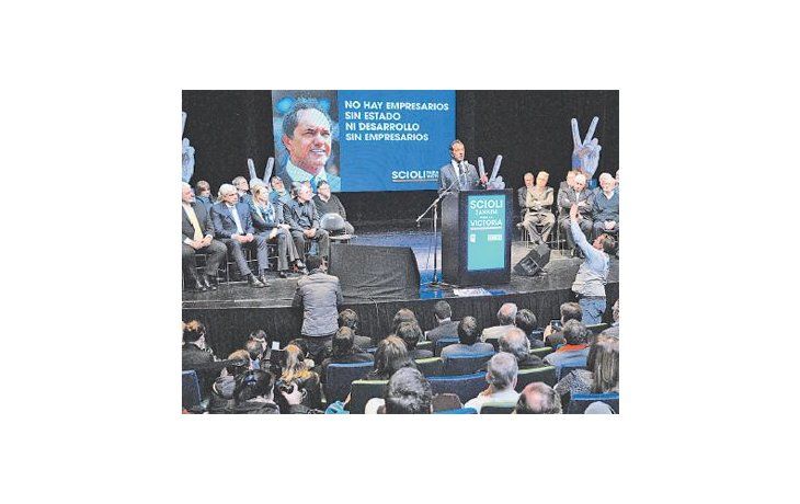 Junto al presidente de la Cámara de Diputados, Julián Domínguez, al jefe del FOGABA, Osvaldo Rial, y a la ministra de Industria, Débora Giorgi, el gobernador Daniel Scioli festejó ayer el Día del Empresario Nacional.