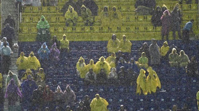 Una gran tormenta eléctrica, primero, un diluvio, después y una falla eléctrica en el Estadios Ciudad de los Deportes, motivó que el partido América vs. Querétaro se retrasara una hora 48 minutos.