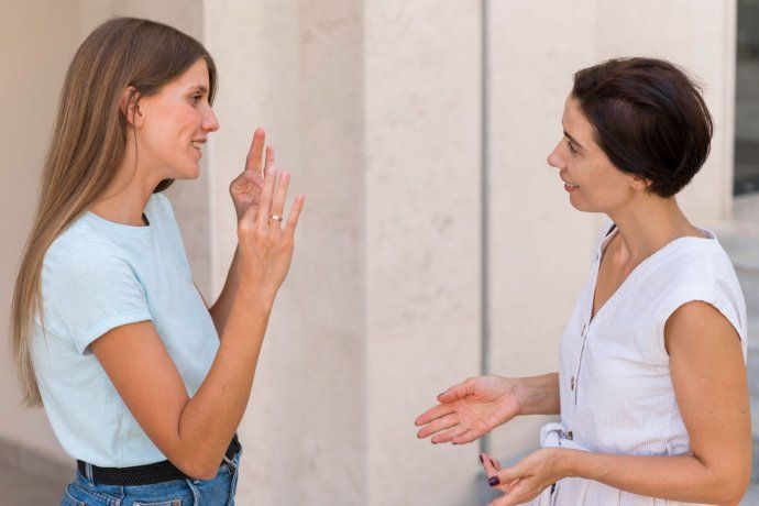 Detrás de ciertos hábitos al conversar pueden existir múltiples factores que no siempre son evidentes.
