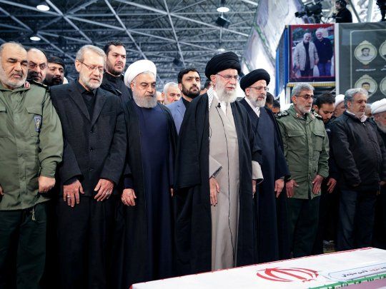 El presidente Hasán Rohaní y el ayatolá Alí Jameneí (centro) rinden tributo al general Qasem Soleimani.