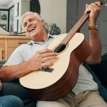 La felicidad mejora significativamente después de los 50 años. La felicidad mejora significativamente después de los 50 años.