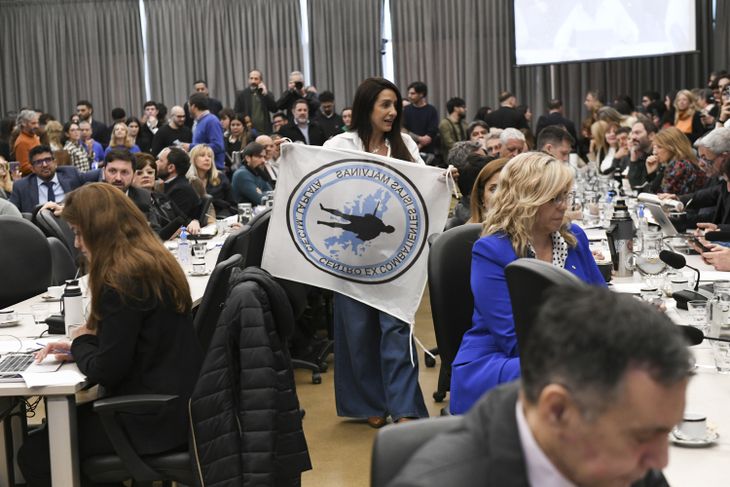 Agustina Propato con una bandera del CECIM en el plenario. Agustina Propato con una bandera del CECIM en el plenario.