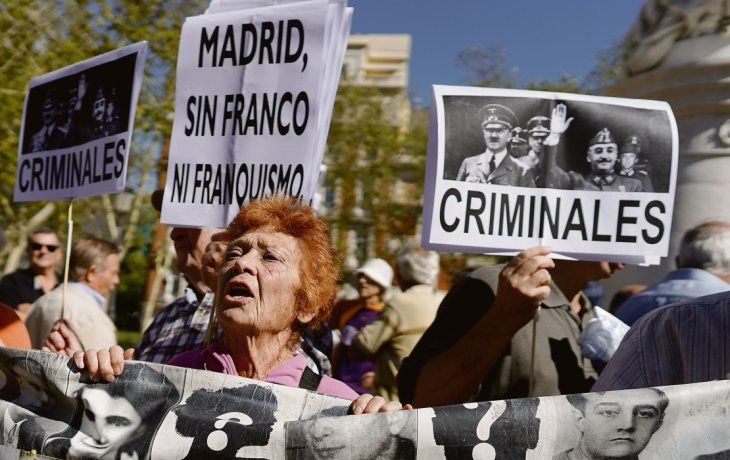 Familiares de víctimas del franquismo durante una protesta en Madrid.