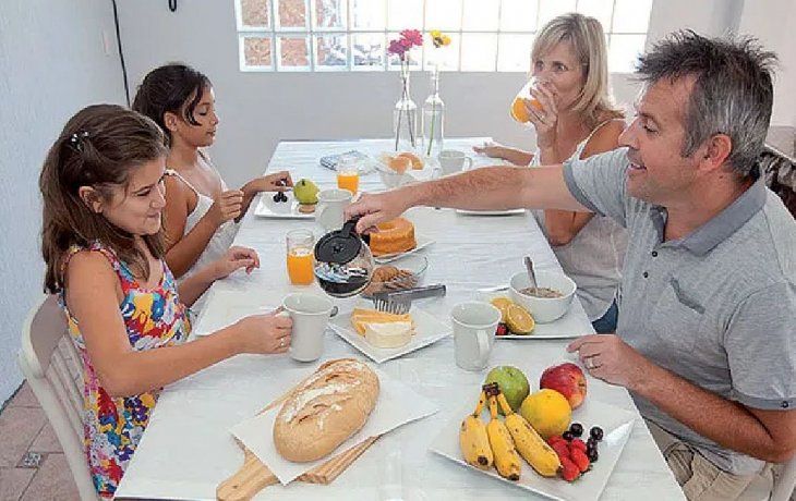 El 34% de los argentinos dice pertenecer a la clase media baja y otro 34% a la clase baja alta. El 34% de los argentinos dice pertenecer a la clase media baja y otro 34% a la clase baja alta.