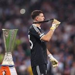 Emiliano Dibu Martínez se fracturó el dedo en el Estadio Besiktas de Estambul durante el precalentamiento previo a la final de la Europa League 2026. Emiliano Dibu Martínez se fracturó el dedo en el Estadio Besiktas de Estambul durante el precalentamiento previo a la final de la Europa League 2026.