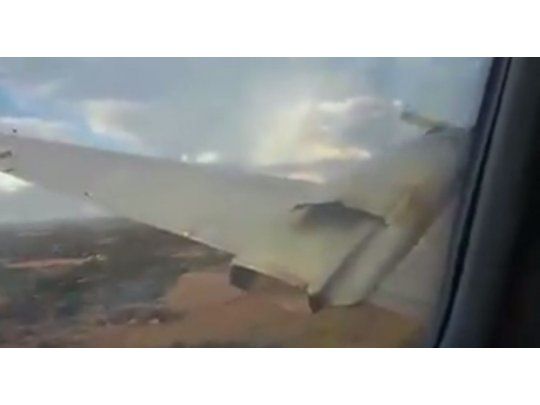 El estremecedor video de la caída de un avión que un pasajero grabó desde el interior