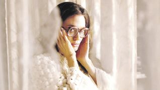 maría. Angelina Jolie caracterizada como la célebre soprano griega.