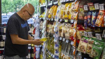 por los controles, precios suben mas en almacenes que en grandes cadenas