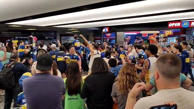 Los hinchas recibieron al plantel de Boca en Ezeiza