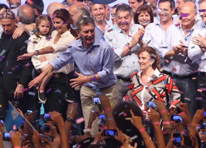 La cúpula de Cambiemos en pleno festejo en el escenario.