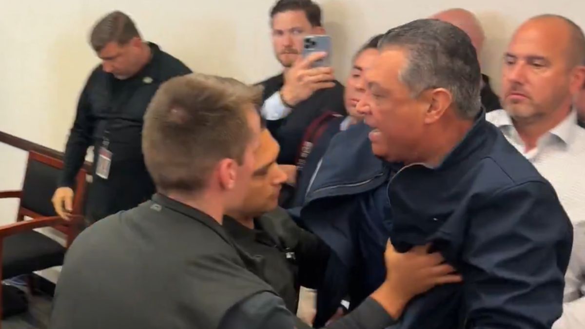 They expelled the shoves to a Democratic senator from a press conference from the Secretary of Security