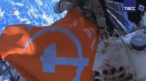 Cosmonautas rusos desplegan bandera soviética en la Estación Espacial Internacional