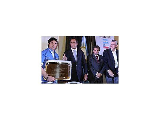 Alejandro Patronelli recibe la plaqueta del Gobierno.
