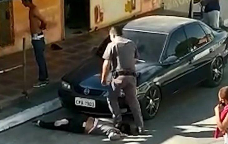 El polic&iacute;a militar dio tres trompadas a la mujer y luego le piso el cuello una vez que estuvo en el piso.