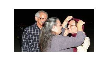 Sarah, junto a su madre y su tío.
