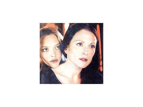 Julianne Moore y Amanda Seyfried en «Chloe», del canadiense Atom Egoyan: la historia de una mujer que contrata una escort para que seduzca a su marido y probar su fidelidad.