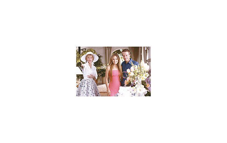 ámbito.com | Jane Fondaregresa al cinedespués de 15años en unaespecie desitcom televisivaestirada hasta elhartazgo, que laobliga asobreactuargags deescasísimagracia,agravados porJennifer Lopez yun elenco derelleno.