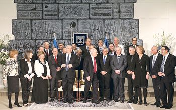 El primer ministro de Israel, Benjamín Netanyahu, y el presidente, Shimon Peres, junto a los miembros del nuevo gabinete. En él habrá figuras moderadas, pero predominan los de línea dura en las carteras ligadas  a un posible retorno a la mesa de negociaciones con los palestinos.