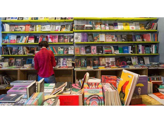 Lanzamiento. Imagen del interior de La Coop Librería (Buenos Aires), que junto con El gran pez (Mar del Plata) son dos iniciativas de editoriales independientes que se agruparon para abrir locales donde ofrecen sus libros. (Foto: Sebastián Pani)