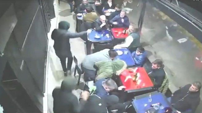 Las imágenes del violento robo perpetrado en un restaurante de Parque Chacabuco