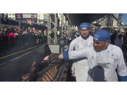Los maestros asadores tendrán que mostrar sus habilidades al cocinar asado de tira, colita de cuadril, vacío y choripán en el Estadio del Asador, ubicado en la Plaza de la República, junto al Obelisco, que será el lugar central del campeonato.