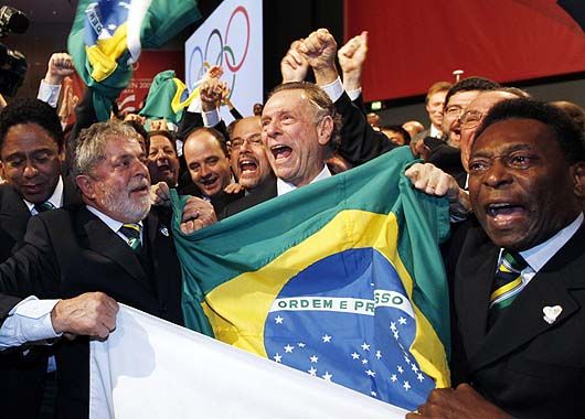 El presidente brasilero, Pelé y la comitiva oficial, festejan.
