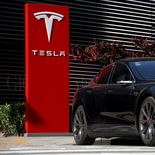 Un vehículo Tesla con Full Self-Driving circula por calles españolas. Un vehículo Tesla con Full Self-Driving circula por calles españolas.