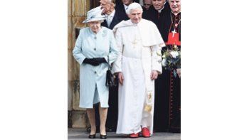 La reina británica Isabel y el papa Benedicto XVI, antes de entrar a un encuentro con niños en el palacio de Holyroodhouse en Edimburgo.