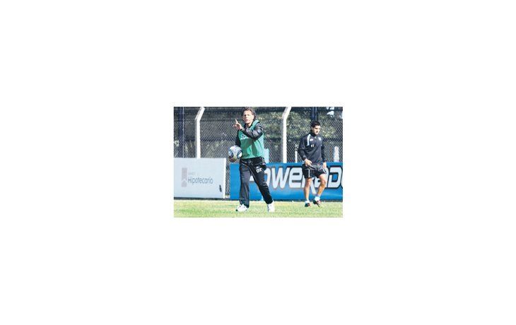 Miguel Ángel Russo da indicaciones en el entrenamiento de Racing. El técnico recupera a su capitán para el enfrentamiento ante Newell’s.