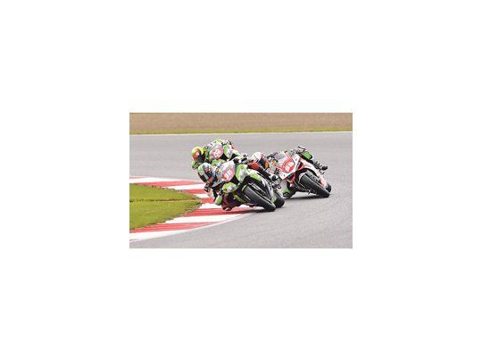 El piloto oficial de Kawasaki Argentina en una ZX10R está tercero en el campeonato de la Federación Internacional de Motociclismo en la categoría Superstock.