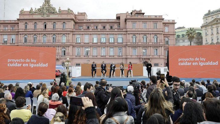 Durante la presentación, el presidente Alberto Fernández estuvo acompañado por parte de su gabinete: el ministro de Trabajo, Empleo y Seguridad Social, Claudio Moroni; la ministra de Mujeres, Géneros y Diversidad, Elizabeth Gómez Alcorta; el presidente de la Cámara de Diputados, Sergio Massa; y la titular del PAMI, Luana Volnovich.