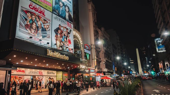 Por los teatros de la avenida Corrientes circulan más de 15.000 personas cada sábado a la noche.