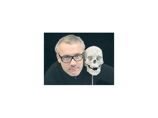 El artista británico Damien Hirst (autor de controvertidas «instalaciones», comoun tiburón en formol) junto a su último opus: la reproducción de un cráneo enplatino cubierto por 8.061 diamantes, que cuesta 100.500.000 dólares.