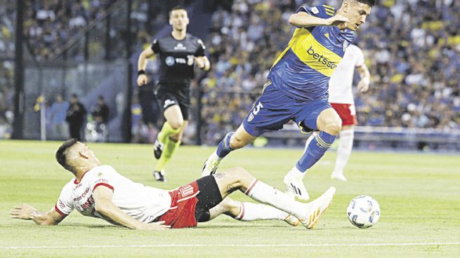 áspero. Zaid Romero le barre la pelota a Ezequiel Bullaude durante el último enfrentamiento entre Boca y Estudiantes, el 28 de octubre pasado, por la 11° fecha de la Copa de la Liga, en la Bombonera. Igualaron 0-0.