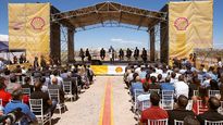 Bajo el sol radiante. Shell organizó un evento en medio del desierto de Vaca Muerta para 500 invitados y a metros de la planta de tratamiento de crudo de Sierras Blancas, donde se inicia el nuevo oleducto que llega a Allen, en Río Negro. Los organizadores montaron un enorme escenario, dos carpas para los participantes, un espacio contenedor especial y refrigerado para la prensa&nbsp; y decenas de baños químicos.&nbsp;