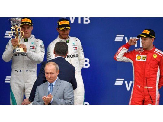 El presidente de Rusia, Vladimir Putin, aplaude en el podio de la F1.