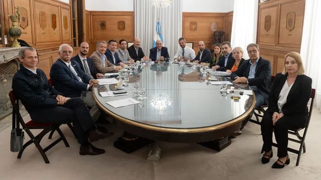 Los diputados dialoguistas visitaron la Casa Rosada para reunirse con funcionarios del Gobierno.&nbsp;