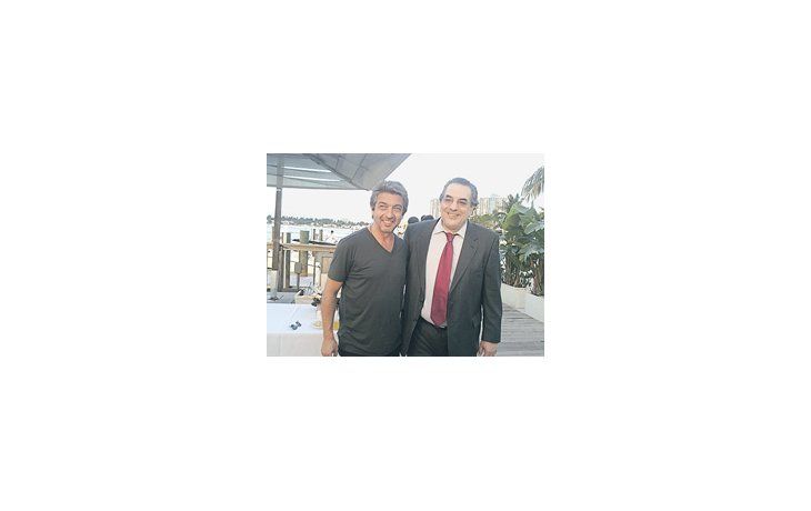 Ricardo Darín junto al cónsul argentino en Miami, Miguel Talento, antes de la proyección de «Un cuento chino» en el Festival Internacional de Cine de Miami.