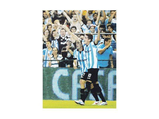 Bruno Zuculini y Rodrigo De Paul festejan el único gol del partido. Racing le ganó a River en un cotejo que mostró la actualidad de los dos.