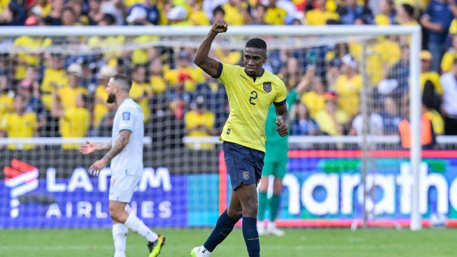 Puño en alto. Ecuador le ganó a Uruguay y sumó sus primeros tres puntos en las Eliminatorias Sudamericanas.&nbsp;