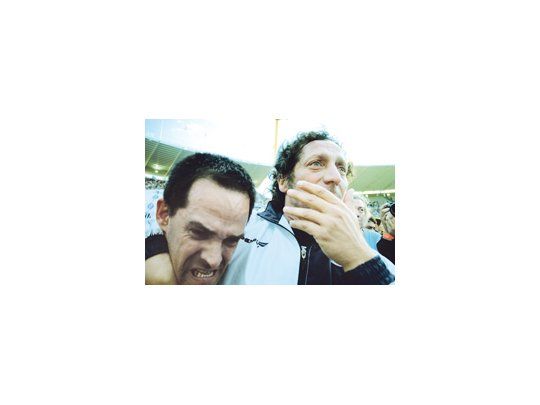El técnico Pedro Troglio, emocionado, festeja junto a su ayudante, Ricardo Bernay, el ascenso conseguido por Gimnasia y Esgrima La Plata.