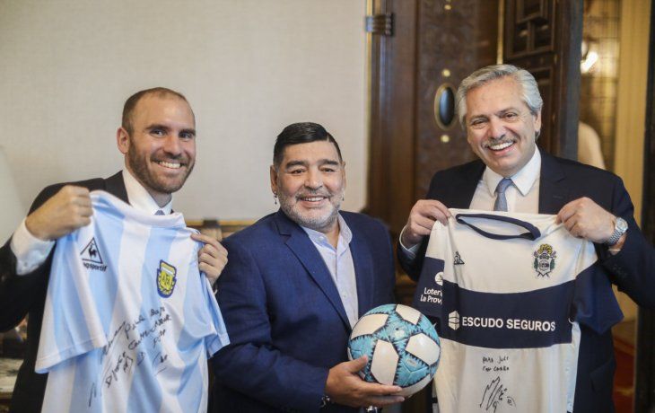 Alberto Fernández junto al Ministro de Economía Martín Guzmán y a Diego Maradona durante la visita del entrenador a la Casa Rosada.