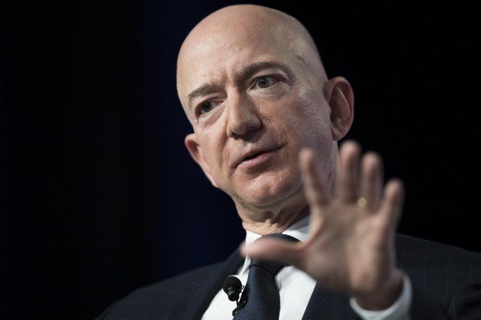 Gracias a la inversión que hicieron sus hermanos, Jeff Bezos pudo crear Amazon.