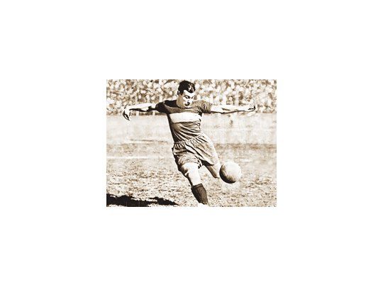 Francisco Varallo con la camiseta de Boca con la que marcó 181 goles en 210 partidos. Murió un pedazo grande de la historia de nuestro fútbol.