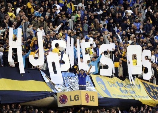 Sobre el final del encuentro, la platea de Boca mostraba pancartas a la tribuna de River para cargarlos por su ventaja en el historial.